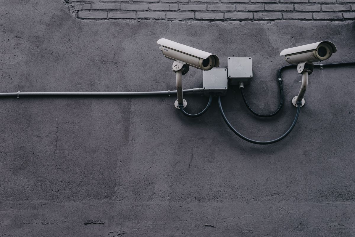 Cámaras de vigilancia instaladas en el muro de un edificio