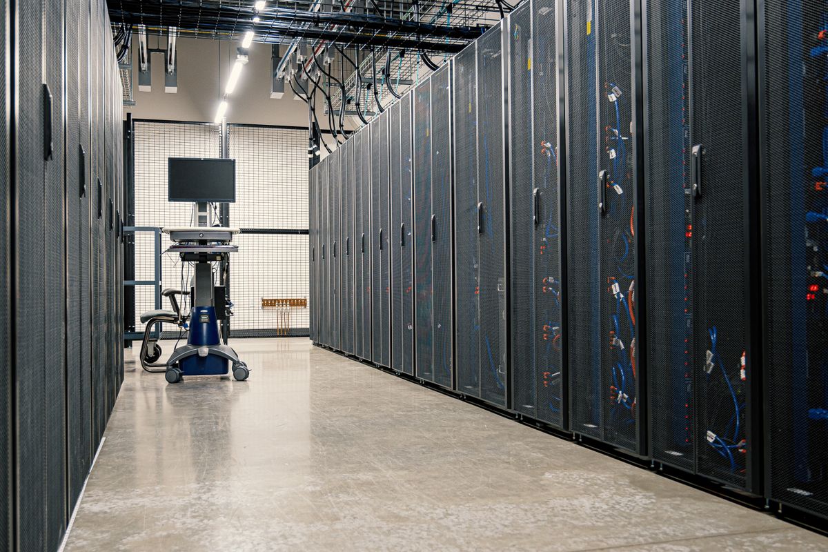 Gabinetes con servidores y equipos de red instalados profesionalmente